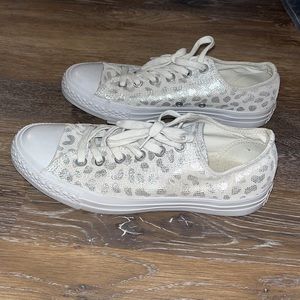 Women’s size 8 Converse Low Top Chuck Taylor Sneaker Silver Leopard Print